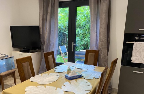 Centre House | Homerez - Amazing house for 5 ppl. with garden and terrace at Montmorency