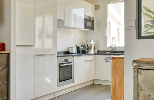 Asnieres-sur-Seine Apartment | Homerez - Apartment in Asnières-sur-Seine. -