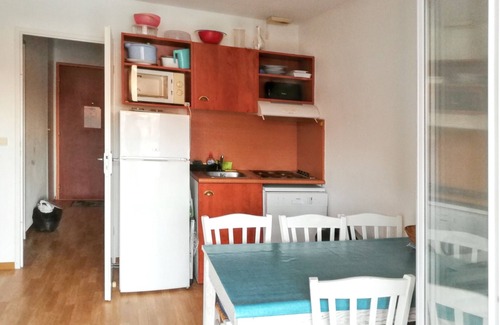 Le Verdon-sur-Mer Apartment | Homerez - Apt Verdon-sur-Mer, Shared Pool