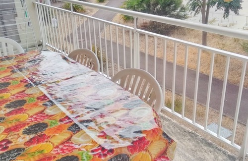 Le Verdon-sur-Mer Apartment | Homerez - Apt Verdon-sur-Mer, Shared Pool