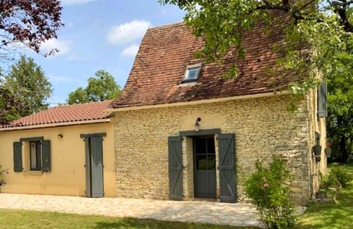 Salviac House | Homerez - Beautiful house for 5 ppl. with shared pool and terrace at Salviac