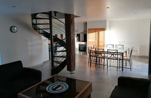 Jaunay-Marigny Villa | Homerez - Big villa for 26 ppl. with swimming-pool and terrace at Jaunay-Clan