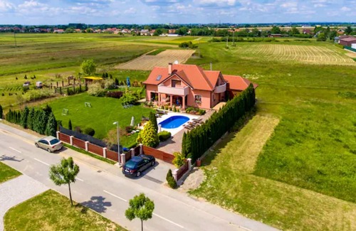 Sveti Ilija Villa | Homerez - Big villa for 10 ppl. with swimming-pool, jacuzzi and garden at Turčin