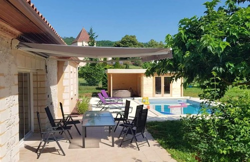 Prayssac Villa | Homerez - Big villa for 10 ppl. with swimming-pool, spa and garden at Prayssac