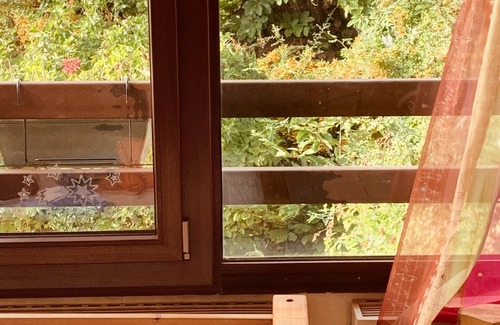 Osny House | Homerez - Charming House in Osny with Terrace and Enclosed Garden
