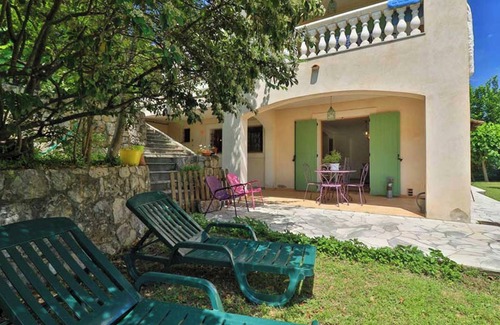 Le Bar-sur-Loup Apartment | Homerez - Comfortable apartment in Le Bar-sur-Loup 60 m² with garden