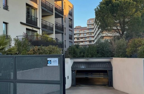 Aix-en-Provence Apartment | Homerez - Cosy Apt, Aix-en-Provence.