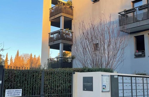 Aix-en-Provence Apartment | Homerez - Cosy Apt, Aix-en-Provence.