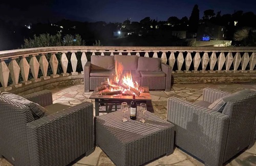 Les Camoins Apartment | Homerez - Cozy Apartment in Marseille 27 m² with Jacuzzi