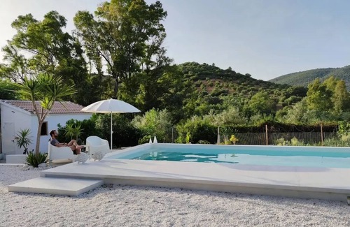 Algodonales House | Homerez - Cozy Bungalow with Pool in Madrigueras