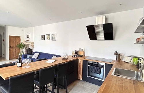 Meursault House | Homerez - Elegant house in Meursault with fenced garden and fireplace