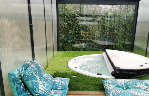 Saint-Germain-d'Aunay House | Homerez - House for 6 ppl. with jacuzzi, spa and garden at Saint-Germain-d'Aunay