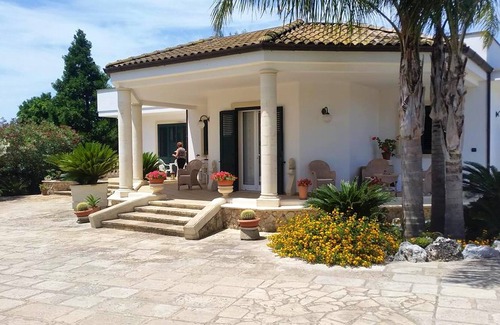 Muro Leccese House | Homerez - House 16 km away from the beach with shared pool, jacuzzi and garden
