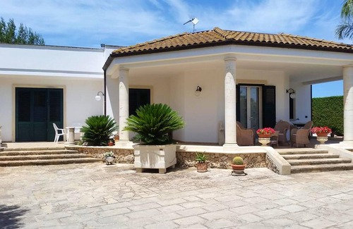 Muro Leccese House | Homerez - House 16 km away from the beach with shared pool, jacuzzi and garden