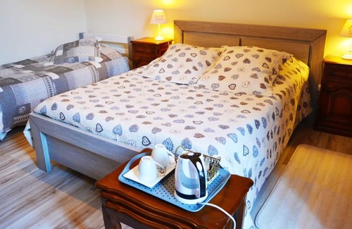 Thenac House | Homerez - House for 13 ppl. with swimming-pool, jacuzzi and garden at Thénac