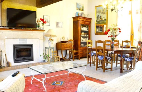 Thenac House | Homerez - House for 13 ppl. with swimming-pool, jacuzzi and garden at Thénac