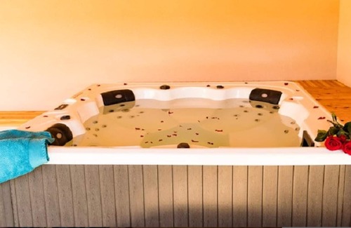 Eymet House | Homerez - House for 8 ppl. with shared pool, jacuzzi and terrace at Eymet