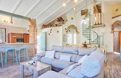 Prado del Rey Villa | Homerez - Luxurious Villa in Prado del Rey with Private Pool