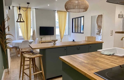 Les Cinq Avenues Apartment | Homerez - Modern Apartment in Marseille