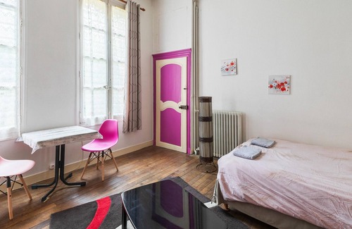 Sens Apartment | Homerez - Nice appartement for 2 ppl. with garden at Sens