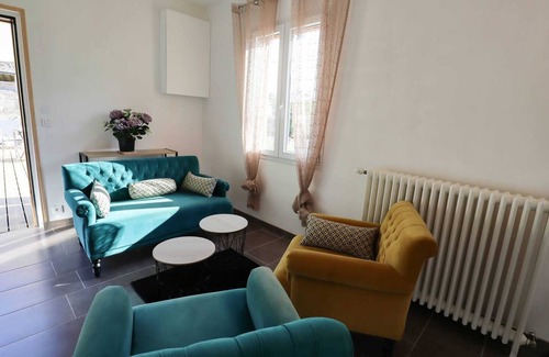 Vernon House | Homerez - Nice house for 2 ppl. with terrace at Vernon