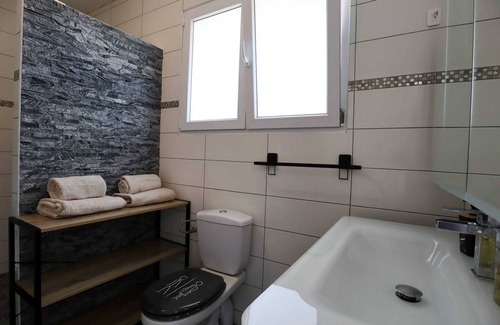Vernon House | Homerez - Nice house for 2 ppl. with terrace at Vernon