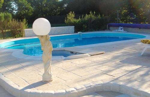 Bussac-Foret House | Homerez - Nice house for 2 ppl. with shared pool and terrace at Bussac-Forêt