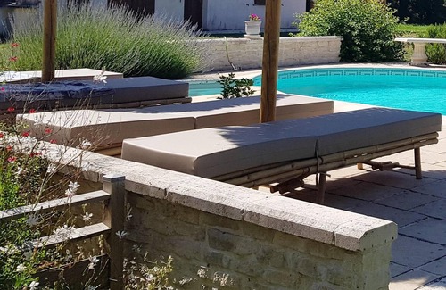 Bussac-Foret House | Homerez - Nice house for 2 ppl. with shared pool and terrace at Bussac-Forêt