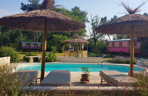 Bussac-Foret House | Homerez - Nice house for 3 ppl. with shared pool at Bussac-Forêt