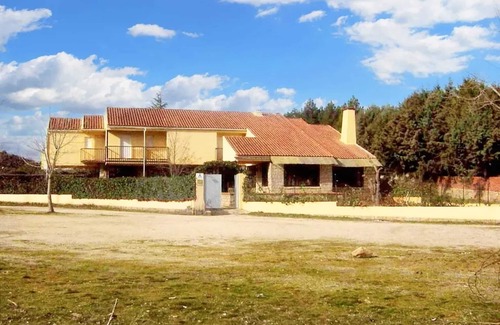 Navaluenga House | Homerez - Spacious house in Navaluenga with lake view