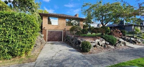 Sunset Hill Apartment | HomeSmart: Cozy Charm Meets High-Tech in Prime Area