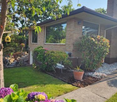 Sunset Hill Apartment | HomeSmart: Cozy Charm Meets High-Tech in Prime Area