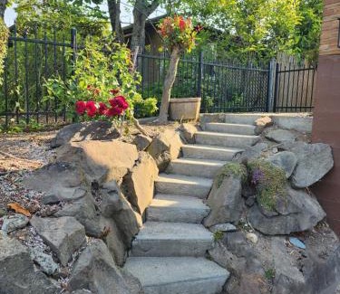 Sunset Hill Apartment | HomeSmart: Cozy Charm Meets High-Tech in Prime Area