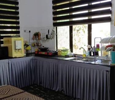 Kawasan Perindustrian Chendering House | Homestay Cik Esah
