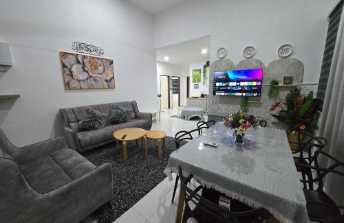 Kampung Bukit Rangin House | Homestay DAR AL - HAQEM Full Aircond Musliim Only