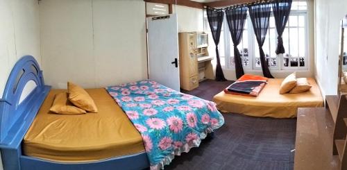 Dieng House | Homestay HUMAIRA DIENG villa full house 3 kamar,6 bed,dapur,ruang tamu,balkon,parkir,wifi
