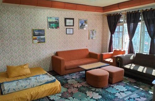 Dieng House | Homestay HUMAIRA DIENG villa full house 3 kamar,6 bed,dapur,ruang tamu,balkon,parkir,wifi