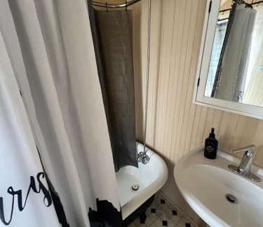 Tuxedo House | Homestay in cozy River Heights home