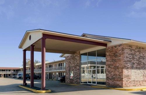 Russellville Cabin | HomeStay Inn & Suites