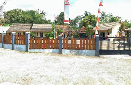 Mertoyudan Hotel | Homestay Syariah Banjar Makmur Taruna Nusantara RedPartner