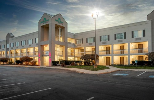 East Syracuse Hotel | HomeTown Inn by Red Roof East Syracuse