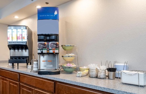East Syracuse Hotel | HomeTown Inn by Red Roof East Syracuse