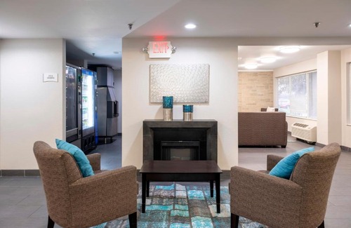 East Syracuse Hotel | HomeTown Inn by Red Roof East Syracuse