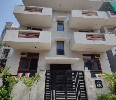 DLF Phase 5 Bed & Breakfast | Hometown Stays