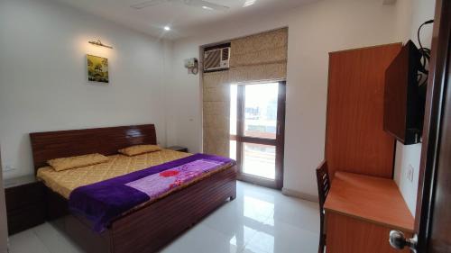DLF Phase 5 Bed & Breakfast | Hometown Stays