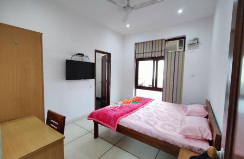 DLF Phase 5 Bed & Breakfast | Hometown Stays