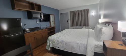 Egg Harbor Township Hotel | HomeTowne Studios by Red Roof Egg Harbor-Atlantic City Airport