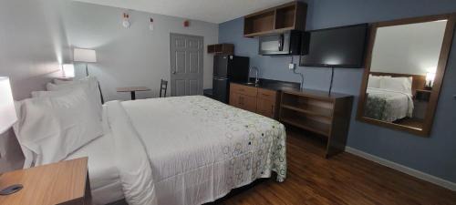Egg Harbor Township Hotel | HomeTowne Studios by Red Roof Egg Harbor-Atlantic City Airport