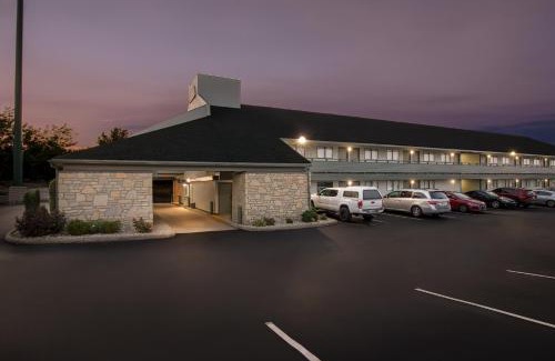 Florence Hotel | HomeTowne Studios by Red Roof Florence, KY-Cincinnati Airport