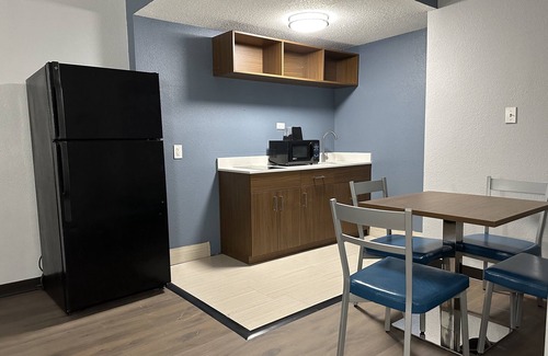 Dumbarton Hotel | HomeTowne Studios by Red Roof Richmond, VA - W Broad St
